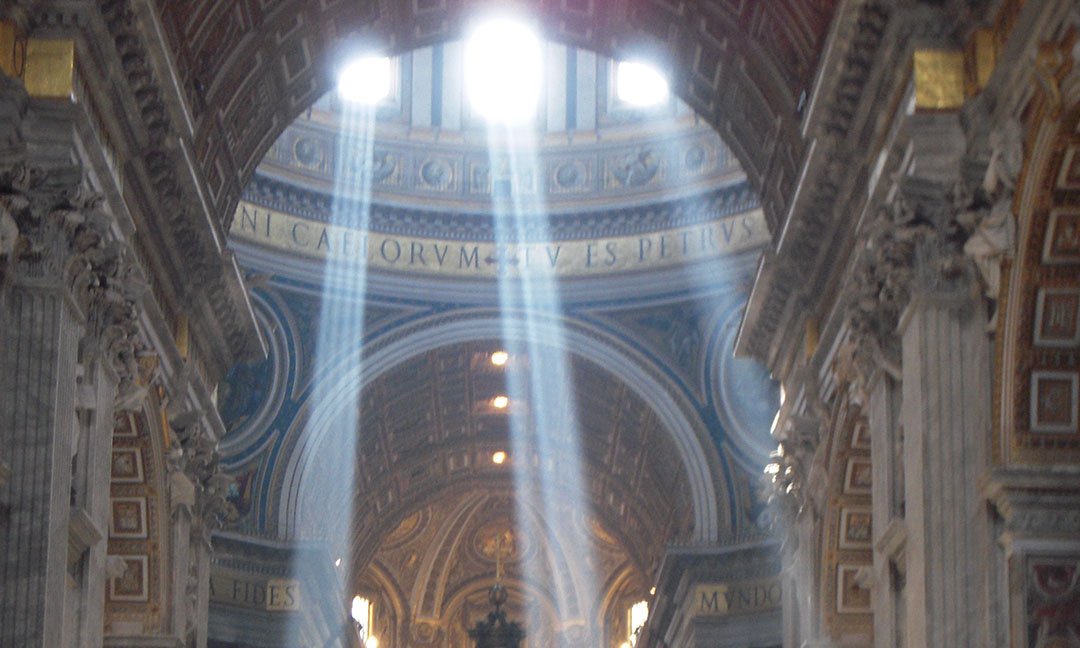 Crepescular_rays_in_saint_peters_basilica