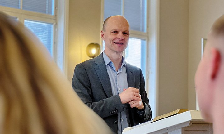 Under den Högstes beskydd