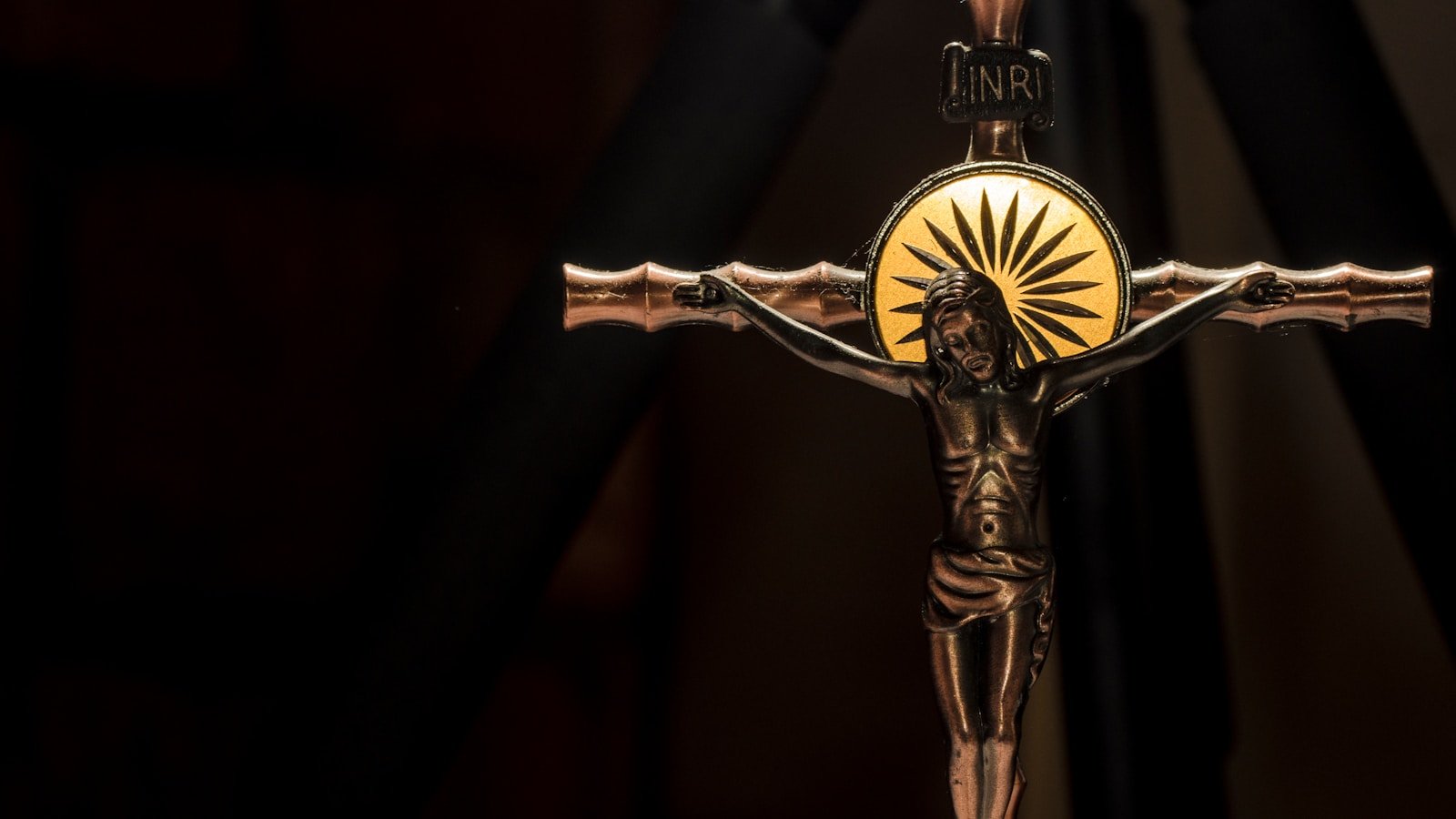 Ledare 14 a crucifix with the sun shining through it