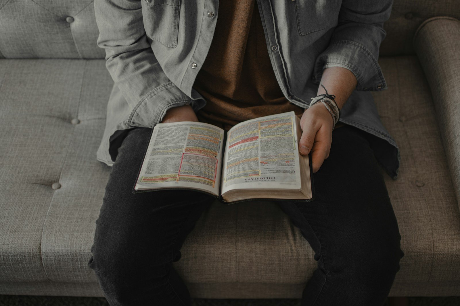 Ledare 10 person in gray denim jacket reading book